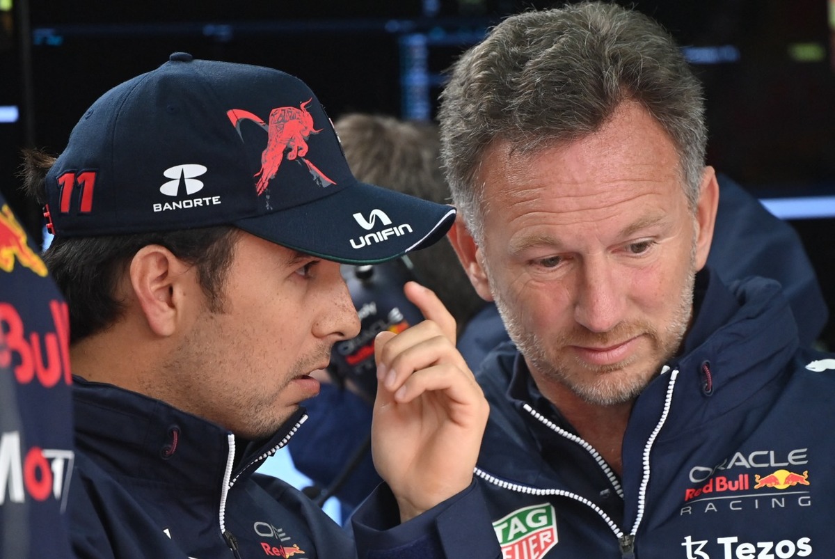 Sergio Pérez y Christian Horner (AFP)