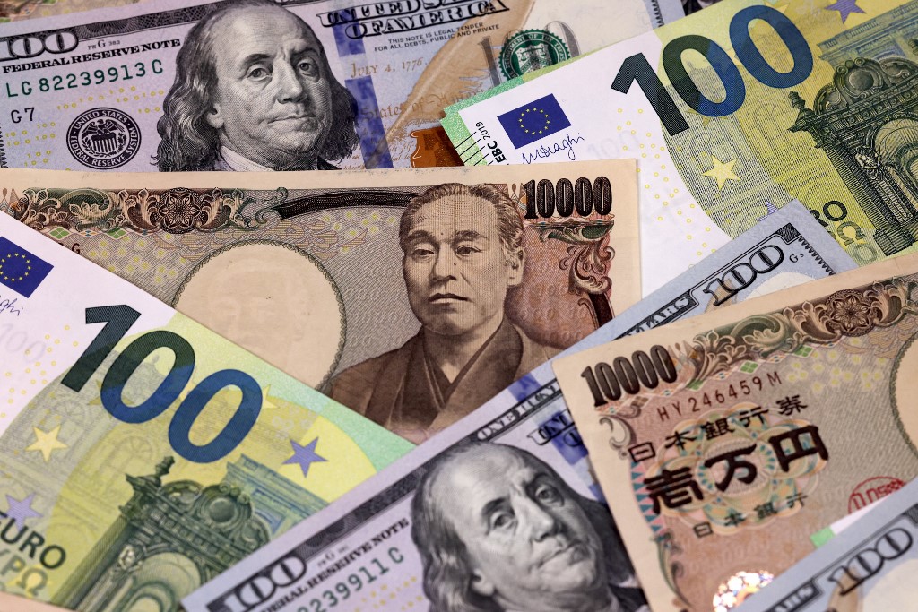 Billetes de dólares y de yenes japoneses. (AFP)