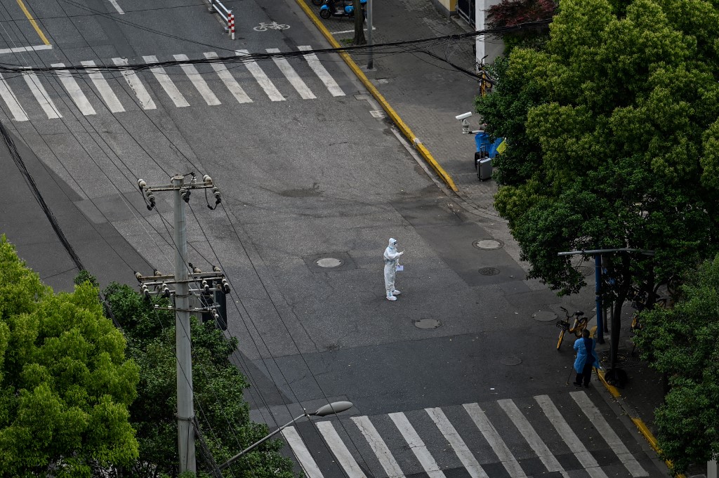 Las calles de Shanghái están casi vacías por las políticas ante el covid-19. | AFP