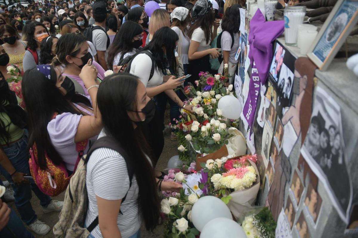 La comunidad estudiantil se reunió frente a la estatua de la lechuza que tienen por mascota. Foto: Jorge López