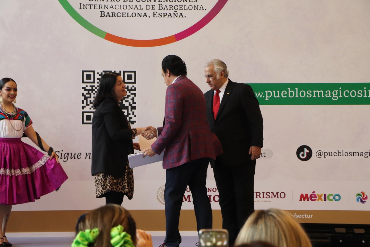 El gobernador en la entrega de reconocimientos en Barcelona. (Especial)