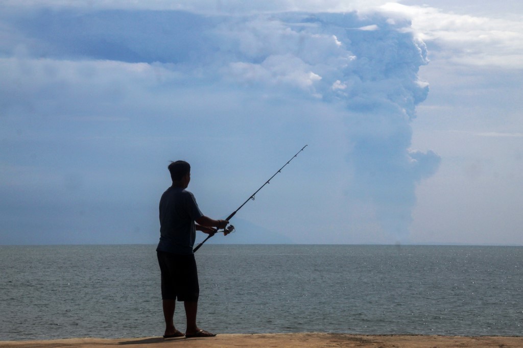 Una erupción similar en 2018 provocó un tsunami que dejó 439 muertos. (AFP)