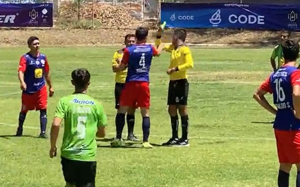 Futbolistas golpean a árbitro en la Copa Jalisco (Facebook Deportivo Futbolero)