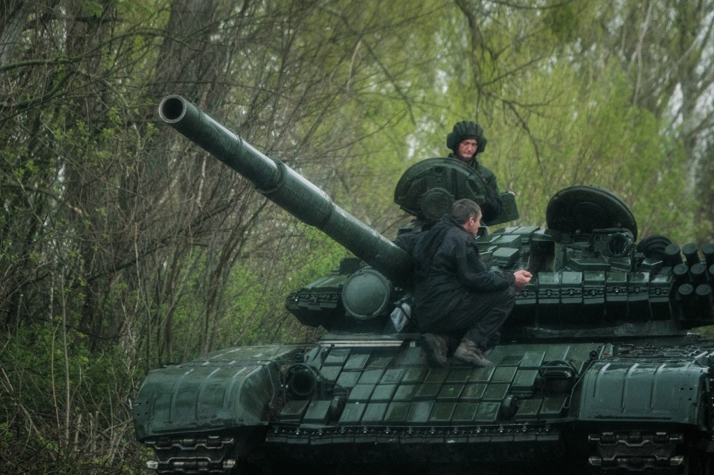 La guerra entre Rusia y Ucrania cumplió su segundo mes, donde ciudades como Kiev han sufrido bombardeos. (AFP)
