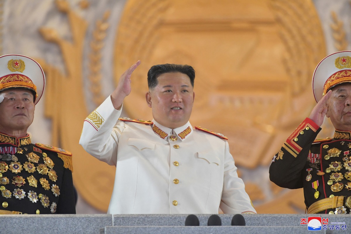 Kim Jong-un, líder de Corea del Norte en el desfile de la fundación de las fuerzas armadas. (Reuters)