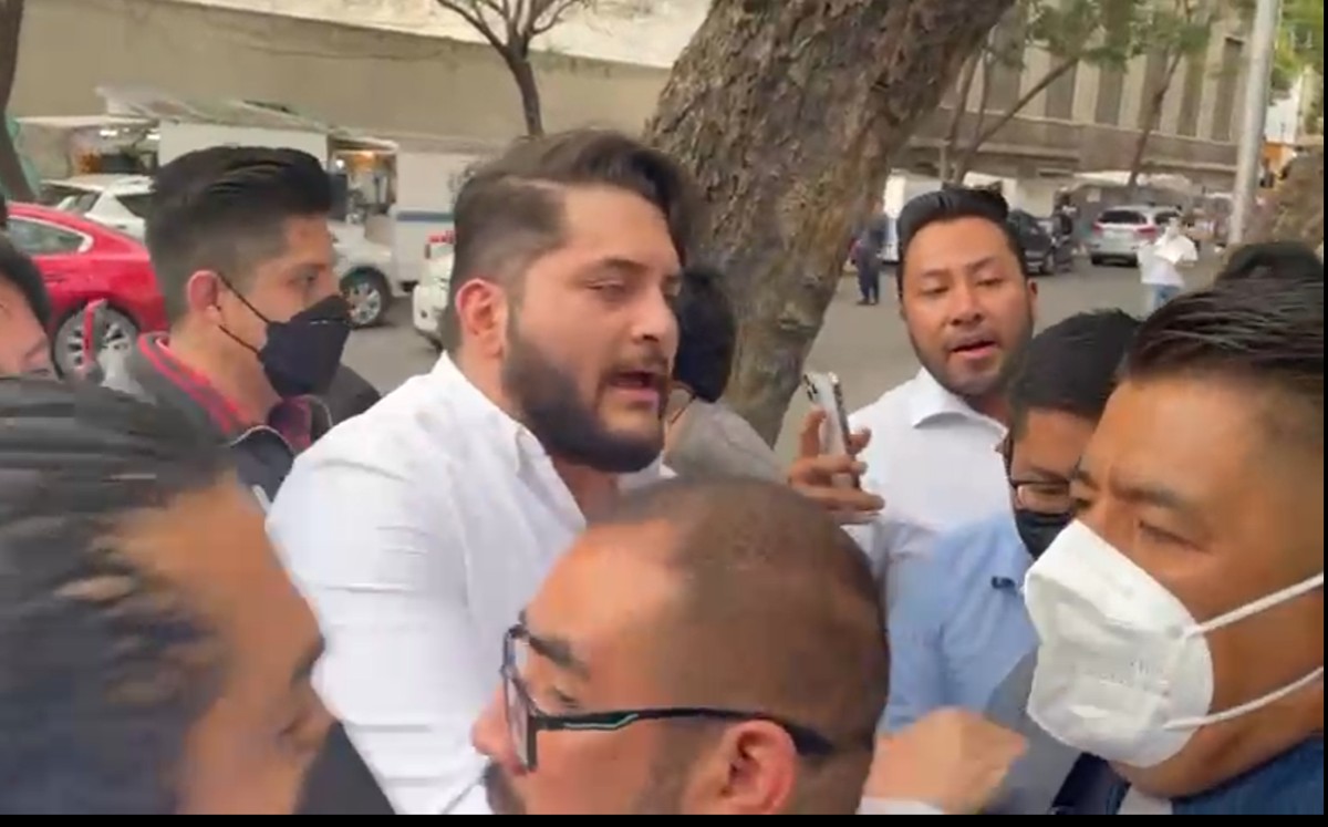 Los manifestantes intentaron quitar las vallas ubicadas a las afueras del Senado para impedir el paso de los asistentes a las instalaciones. | Captura