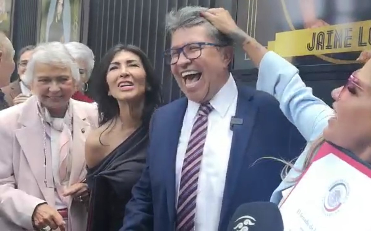 Mary Morín, compositora de Pelo Suelto, tomó del cabello a Monreal como lo hiciera Gloria Trevi en sus espectáculos. |  Captura