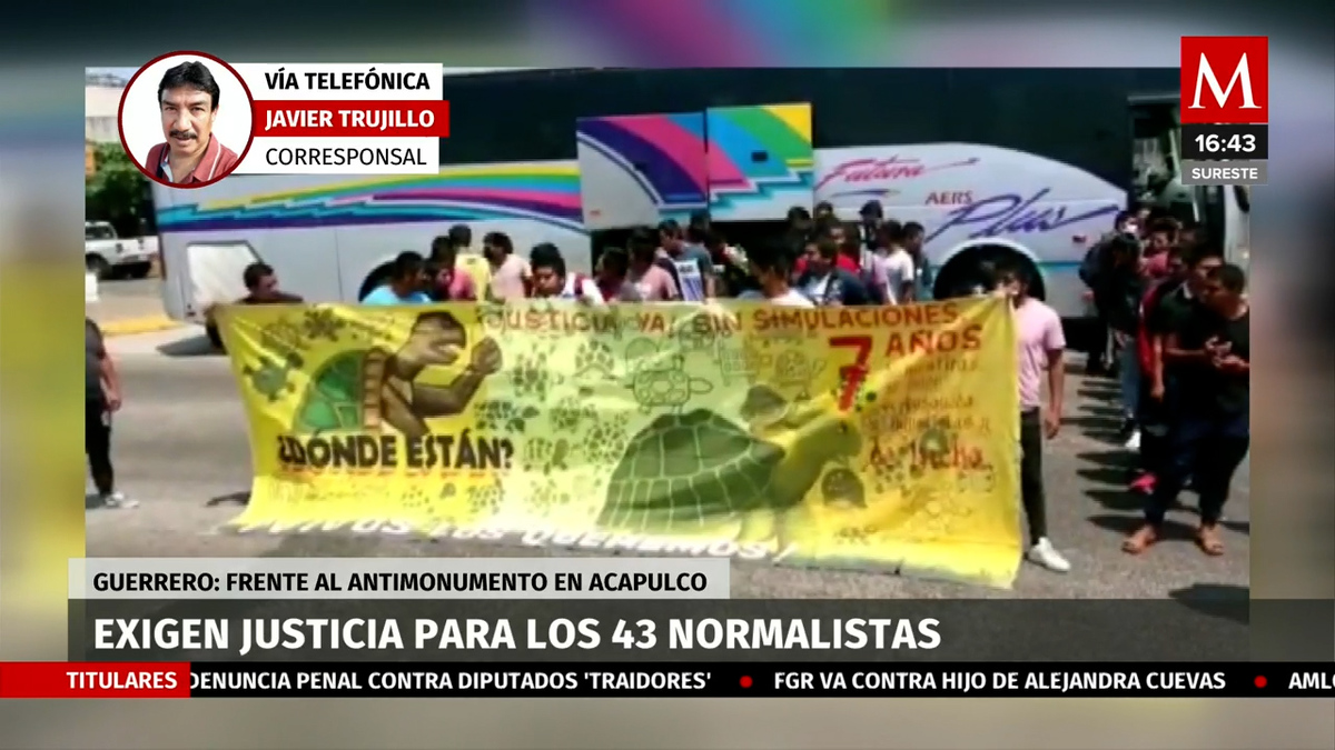 Normalistas se manifiestan por la desaparición de los 43 estudiantes ...