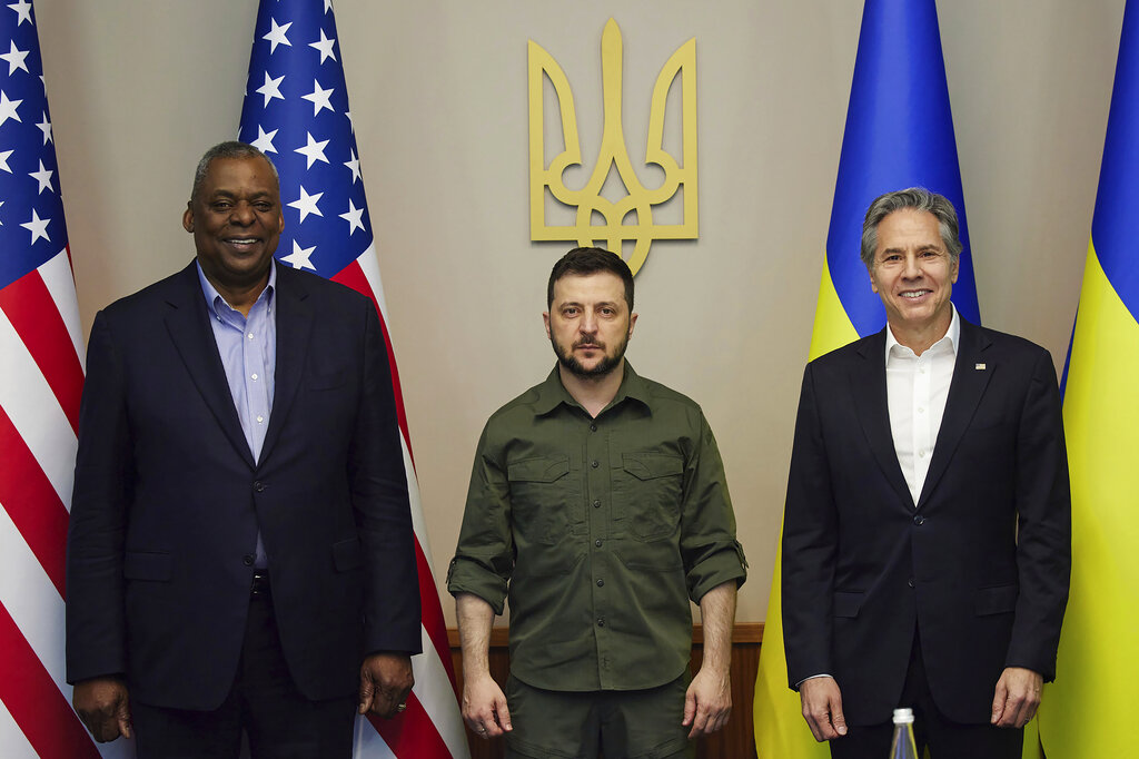 Los secretarios de Defensa y de Estado, Antony Blinken y Lloyd Austin, junto al presidente de Ucrania, Volodimir Zelenski. (AP)