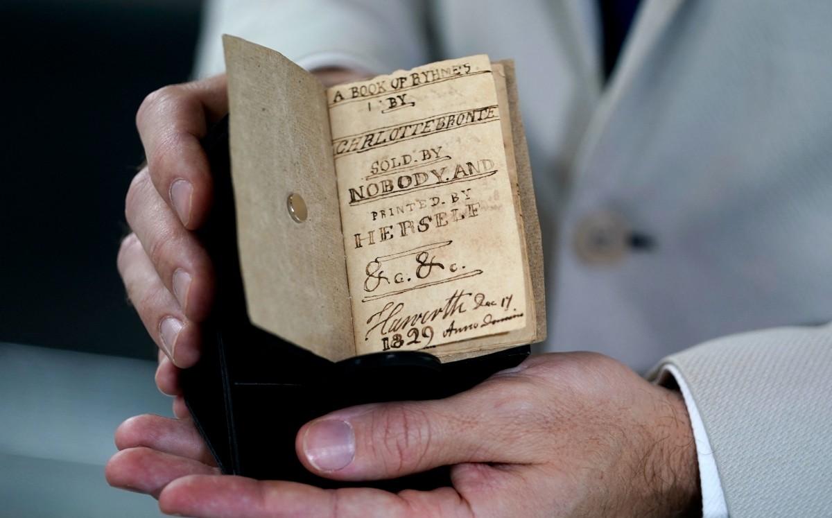 Venden libro miniatura de Charlotte Brontë (AFP).