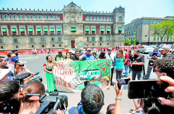Activistas de #SélvameDelTren se manifestaron frente a Palacio Nacional. Araceli López