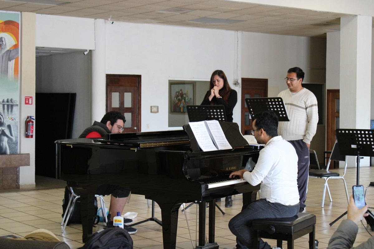 Alma Gutiérrez y Eduardo Niave en ensayo. (cortesía)