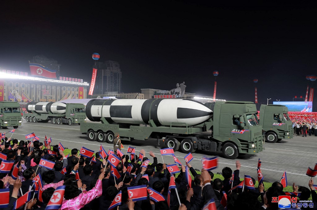 Corea del Norte realizó un nuevo desfile militar en la plaza de Kim Il-sung durante la noche del lunes. (AFP)