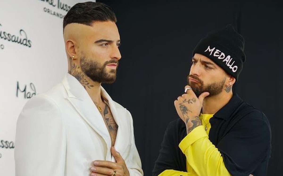 El cantante viendo la figura. (Instagram)