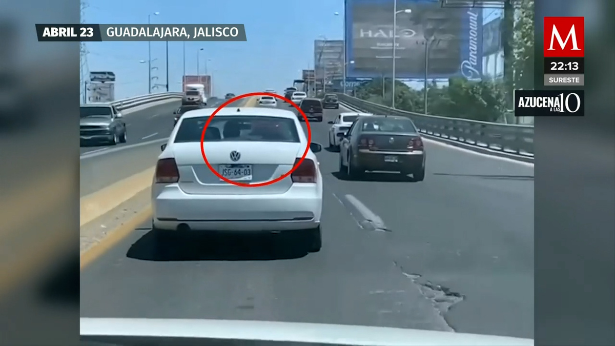 En Jalisco graban como el conductor de un auto va golpeando a una mujer