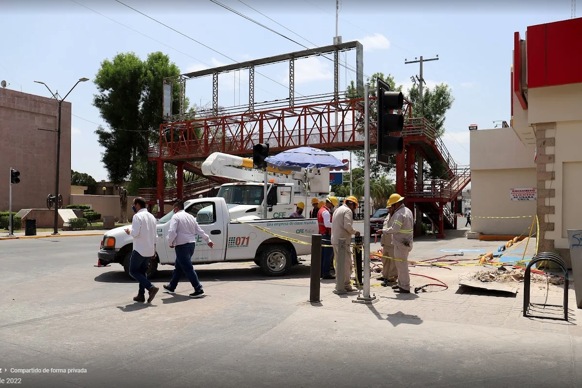 Operadores de CFE trabajaron en reparar los semáforos | Rolando Riestra