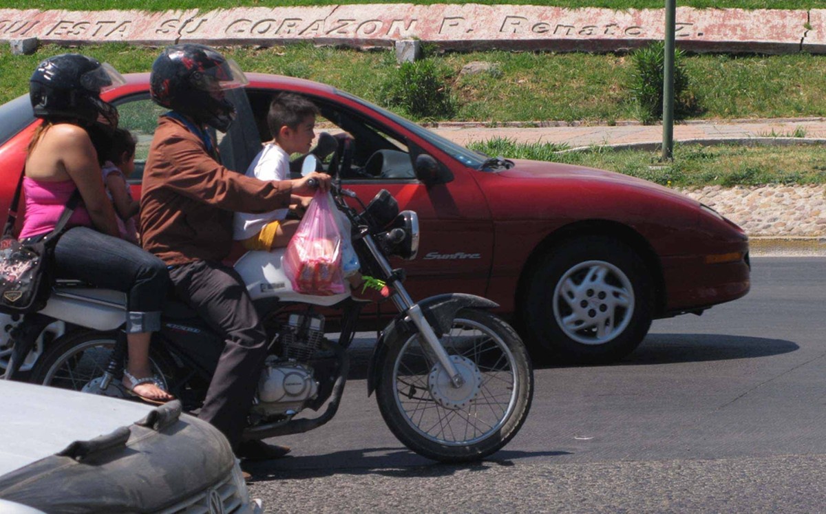 Padres exponen a sus hijos por viajar sin protección en moto
