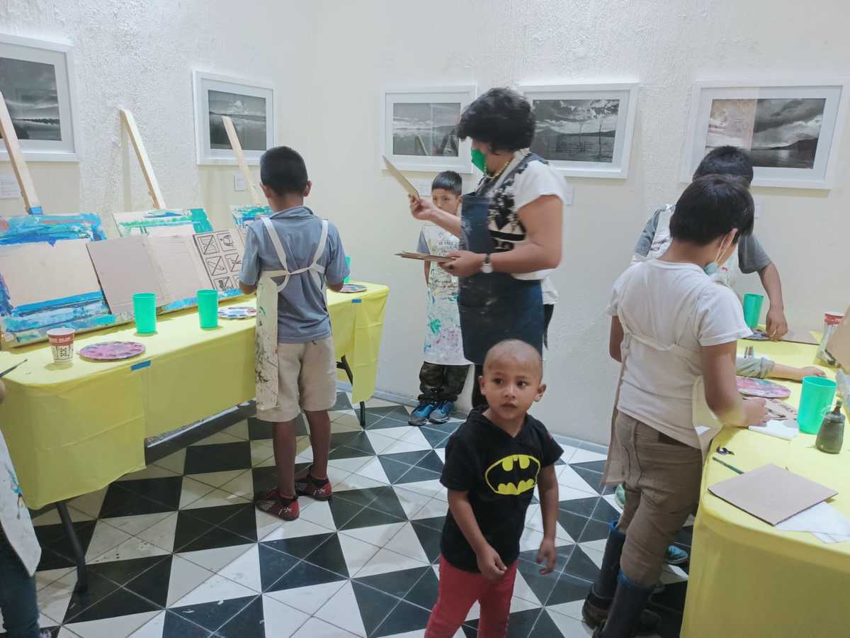 Los pequeños participaron en la creación del libro con u taler. (Josefia Ruíz)