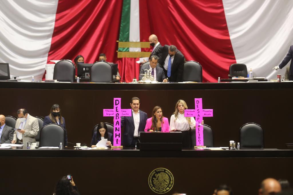 Senado guarda minuto de silencio por Debanhi y víctimas de feminicidio | Jorge Carballo