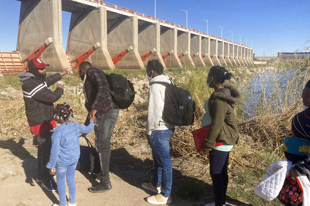 El Título 42 ha permitido la expulsión de migrantes por motivos sanitarios. (AP)