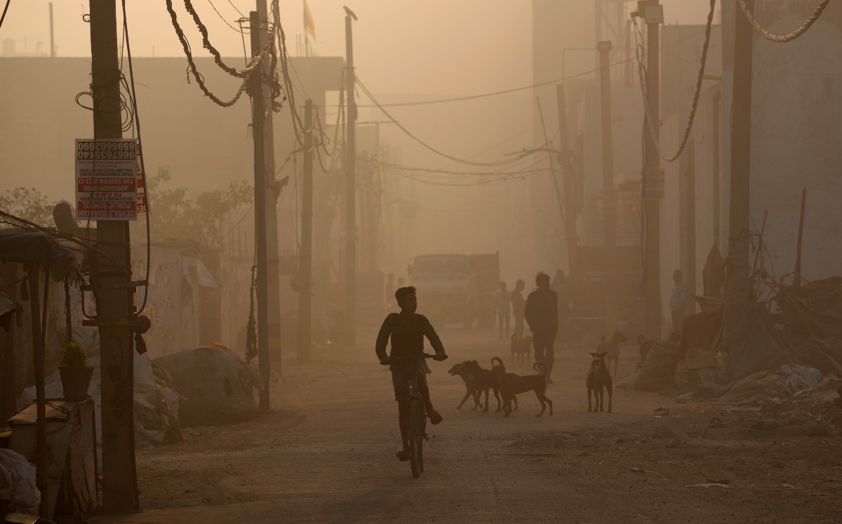 El fuego en un vertedero llena Nueva Delhi de humo