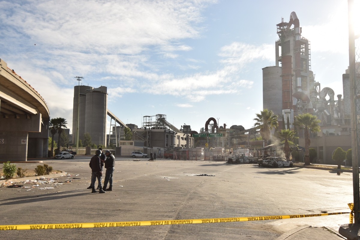 Enfrentamiento en planta de Cooperativa Cruz Azul en Tula. (Francisco Villeda)