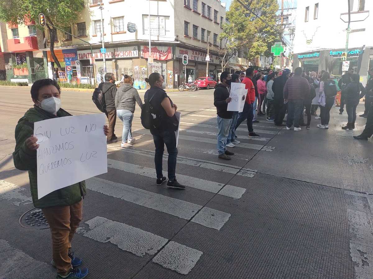Por falta de suministro eléctrico en la escuela Secundaria 42, padres de familia bloquean Avenida Revolución