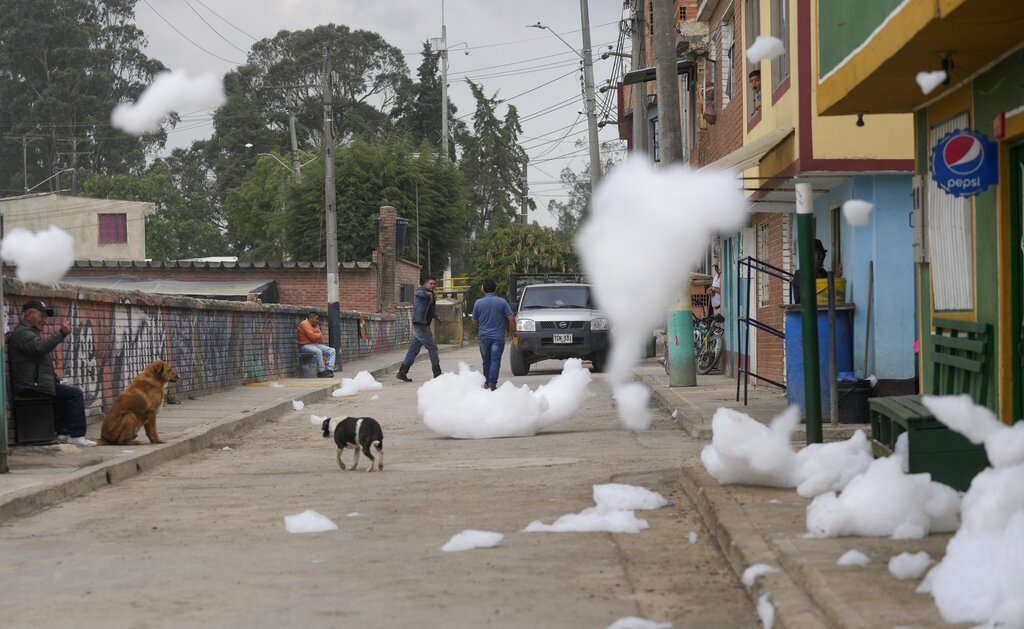 Los habitantes de Mosquera se quejan de la espuma contaminada en sus calles. (AP)
