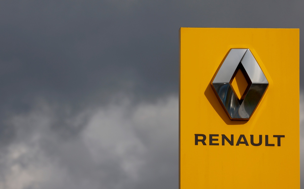 Logo de la automotriz Renault en un concesionario en Les Sorinieres, cerca de Nantes, Francia. Septiembre, 2021. Foto: (Reuters)