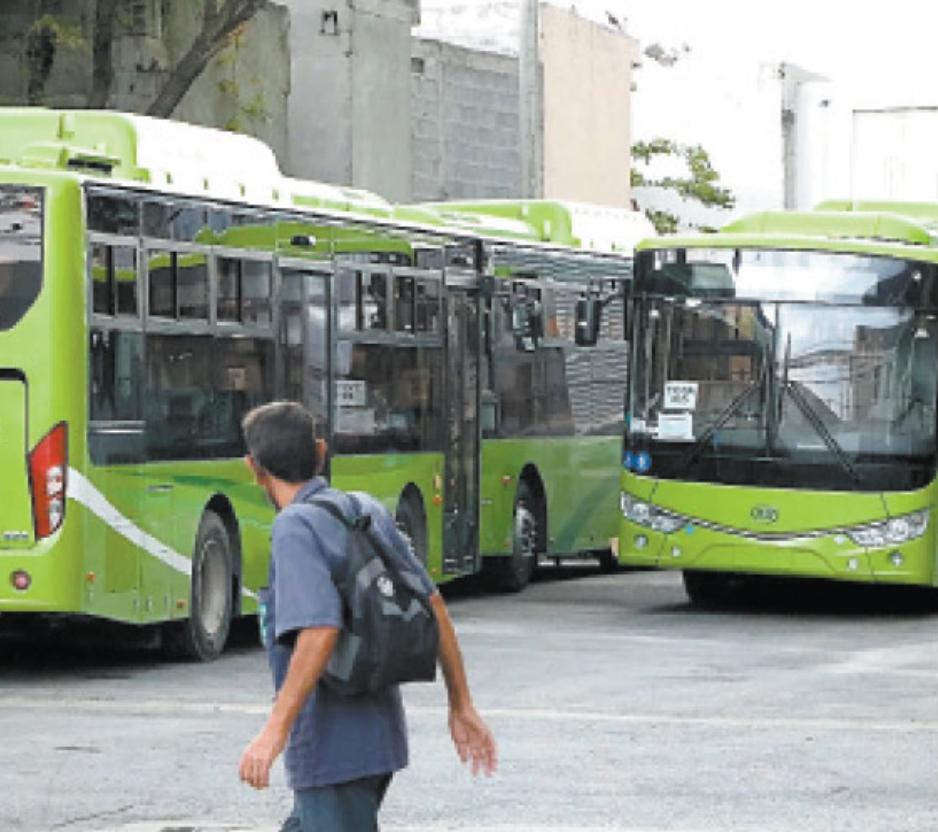 Once de las unidades que conforman la primera remesa están estacionadas en un taller en la colonia Chepevera. Leonel Rocha