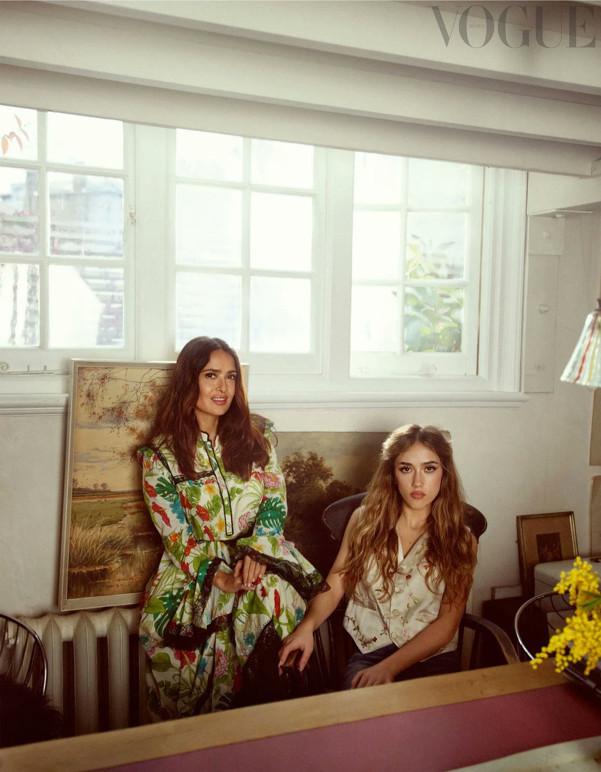 Salma Hayek junto a su Hija Valentina Paloma Pinault para la revista Vogue. / Especial.