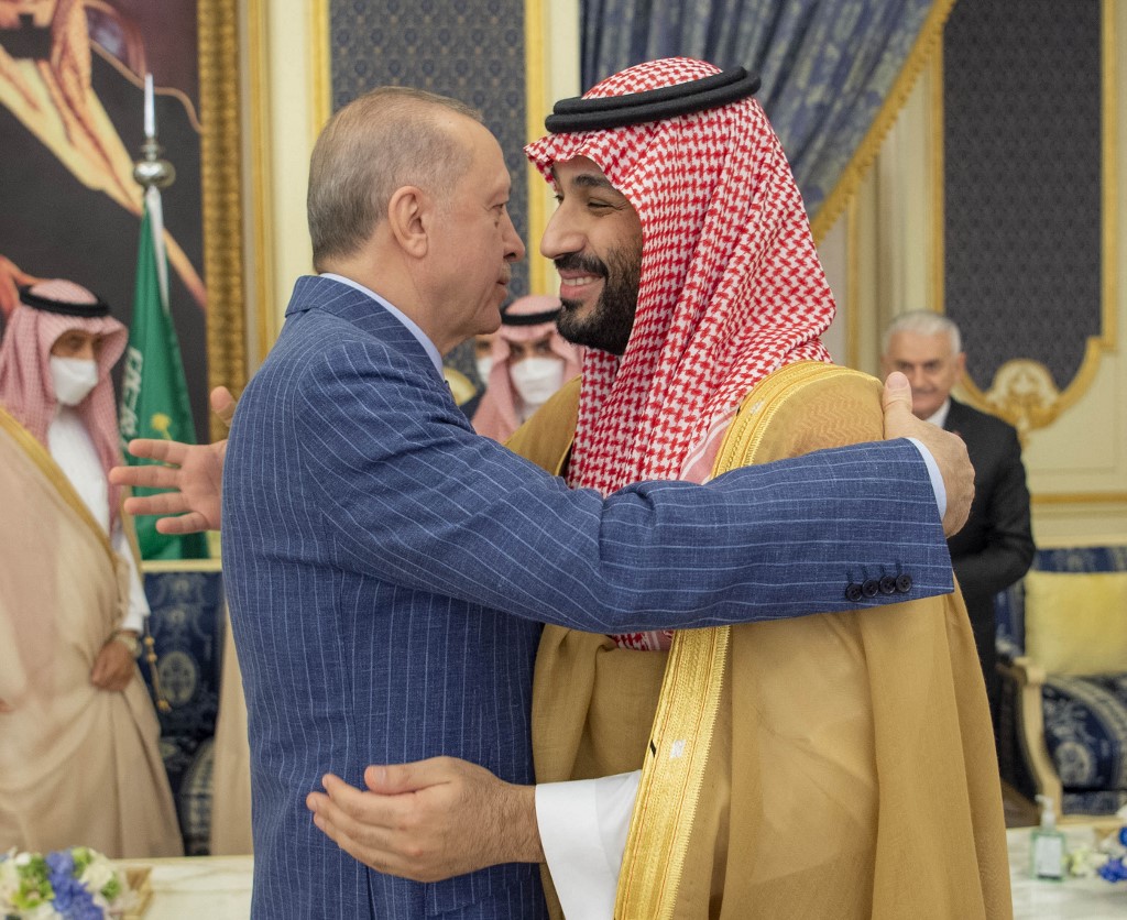 Erdogan se reunió con el rey Salmán bin Abdulaziz y con el príncipe heredero Mohamed bin Salmán. (AFP)