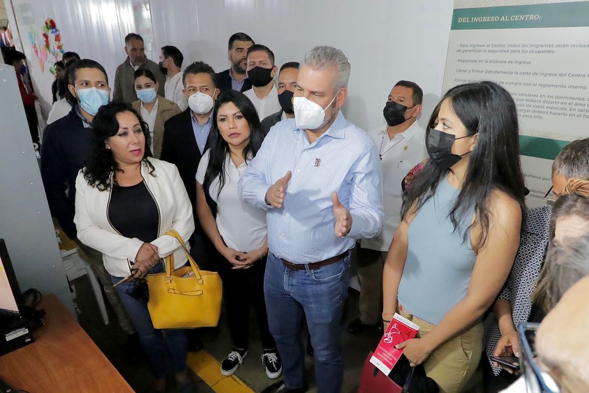El gobernador de Michoacán habló con los desplazados. (Elizabeth Guzmán)