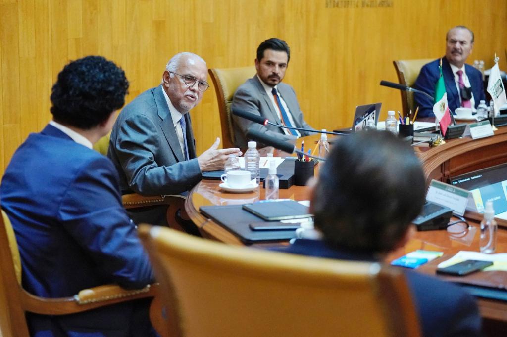 El gobernador de Nayarit, Miguel Ángel Navarro Quintero, junto con autoridades del IMSS. | Especial