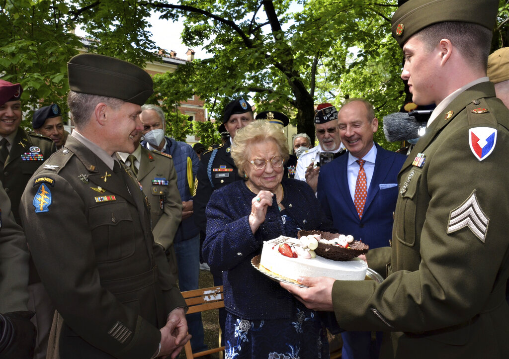 Meri Mion recibió el pastel luego que comieran el suyo durante la Segunda Guerra Mundial. | AP
