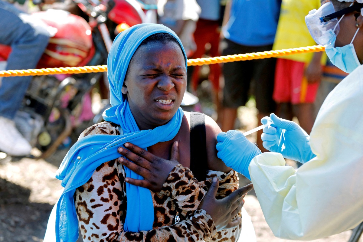 Mujer está siendo vacunada con el ébola, una de las enfermedades más comunes en África. (Reuters)