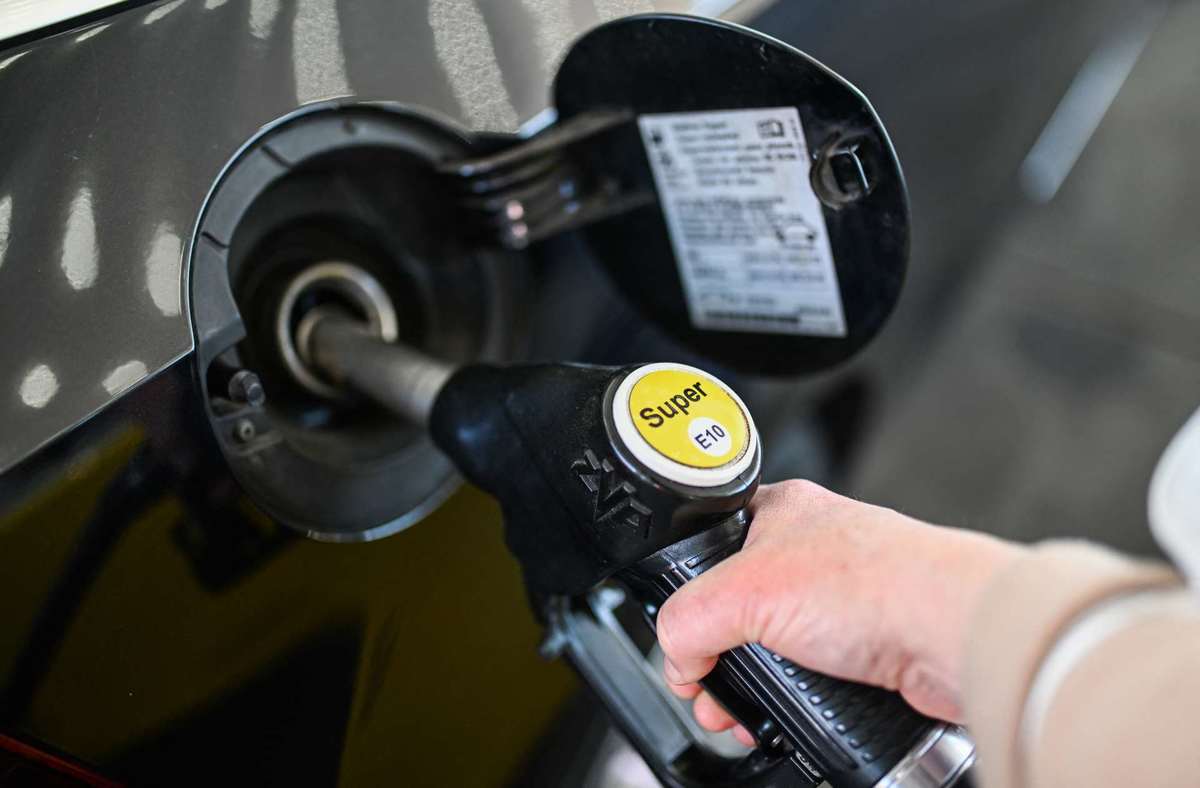 Los precios de la gasolina están directamente relacionados con la inflación (AFP)