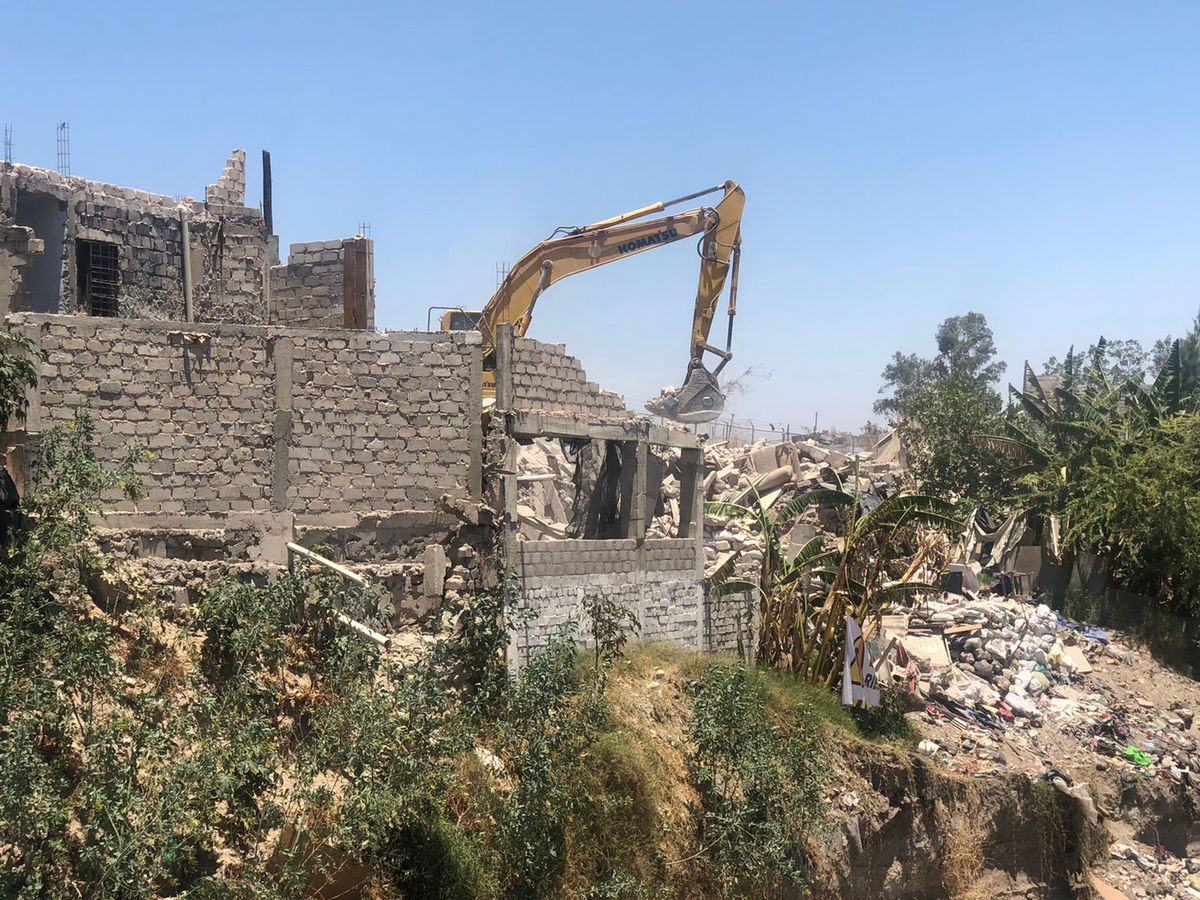 Los trabajos de demolición y de remoción de escombros, continuaron durante este jueves en la zona. (Rosario Álvarez)