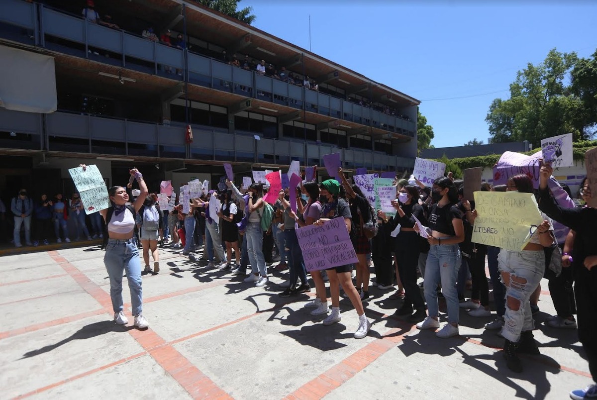 Alumnas de Prepa 11 se manifiestan contra la violencia de género (Fernando Carranza)
