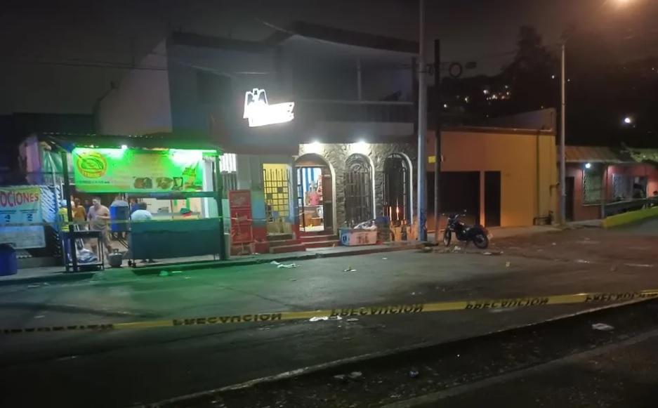 Atacan a balazos a dos jóvenes en un depósito en Monterrey. Foto: Mayte Villasana.