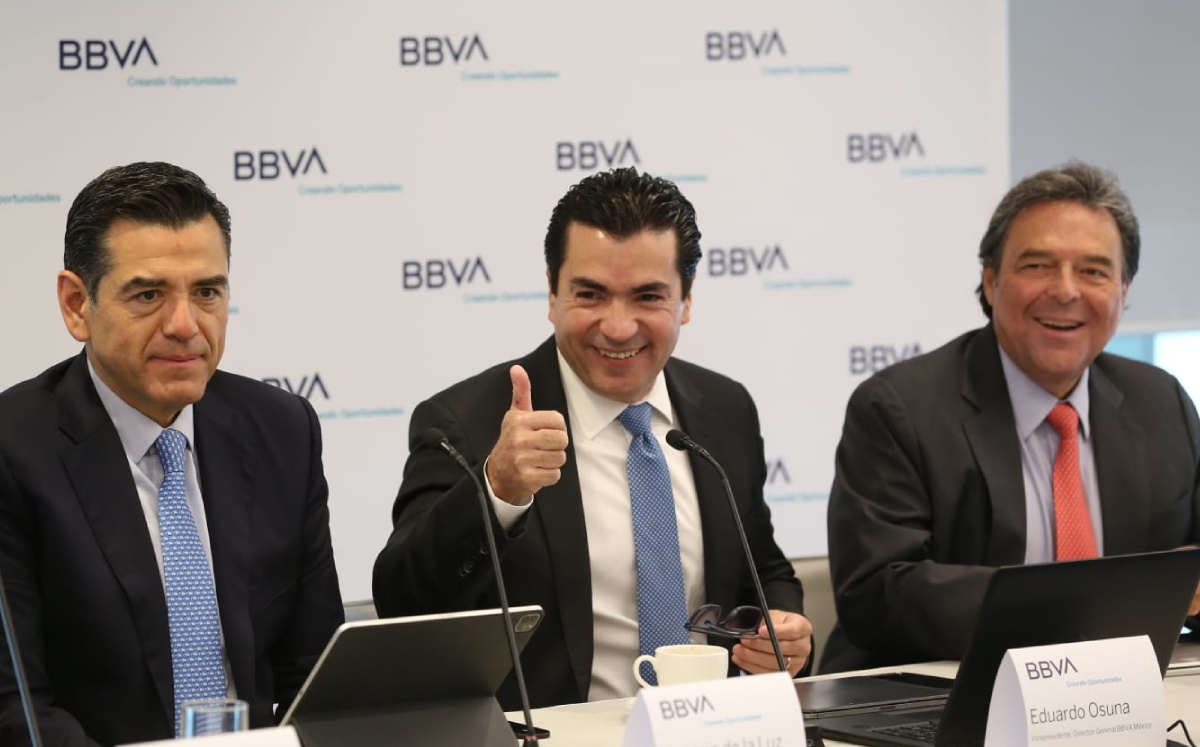 Al centro, Eduardo Osuna, director general de BBVA, en conferencia de prensa. Foto: Octavio Hoyos