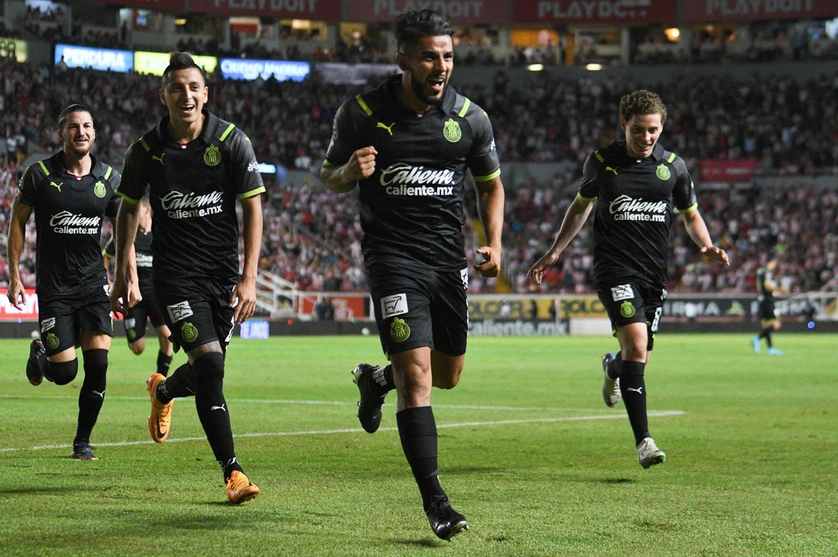 Chivas derrota a Necaxa y amarra repechaje de local (Imago 7)