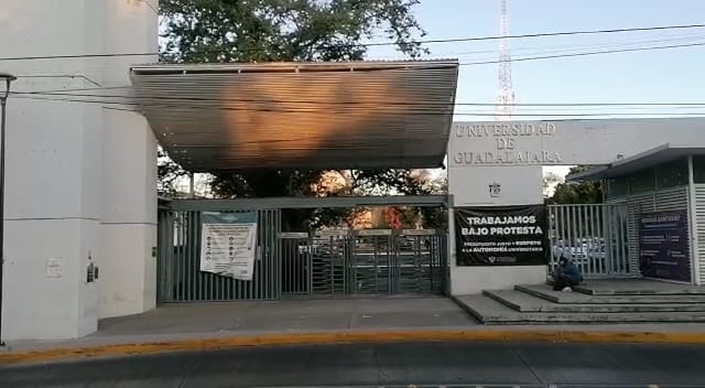 Detienen a hombre afuera del CUAAD con un arma hechiza (Juan Carlos Munguía)