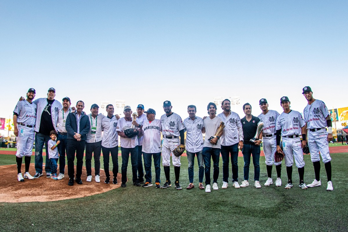 Directiva de Atlas y Rafale Márquez fueron invitados al duerl entre Mariachis y  Toros (Cortesía)