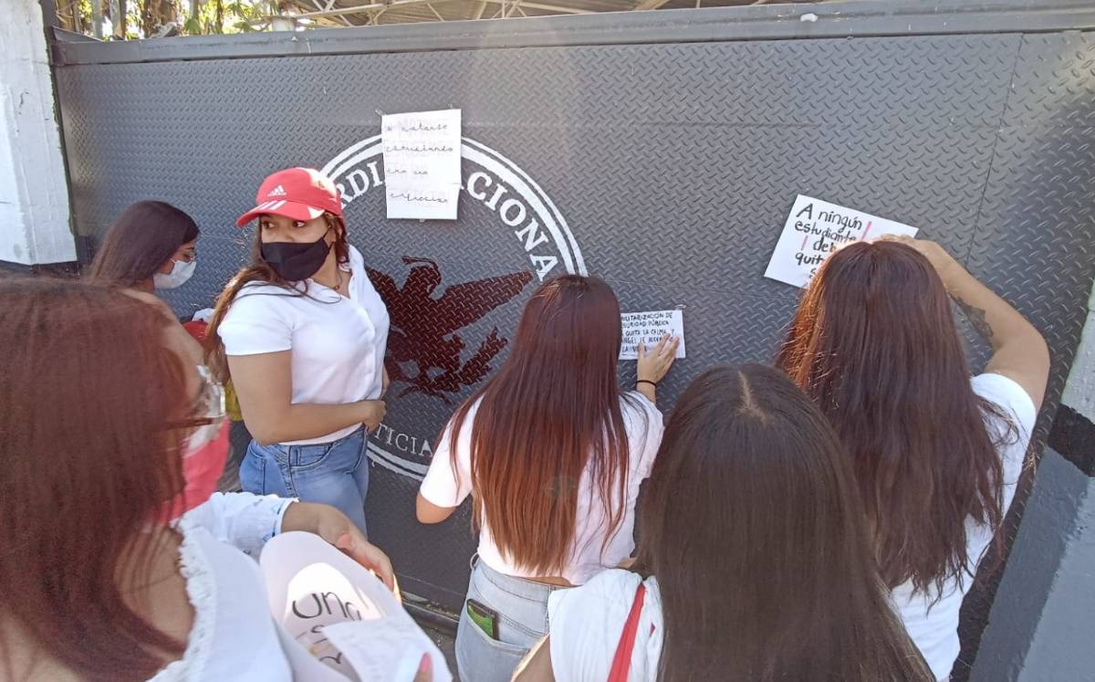 Estudiantes acudieron a las instalaciones de la Guardia Nacional e Irapuato.-
