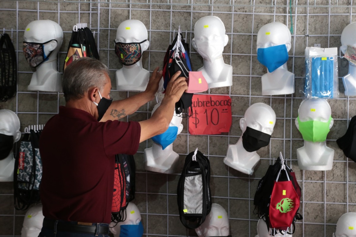 Fabricando cubrebocas en la pandemia, la industria del vestido subsistió. (Maribel Calderón)