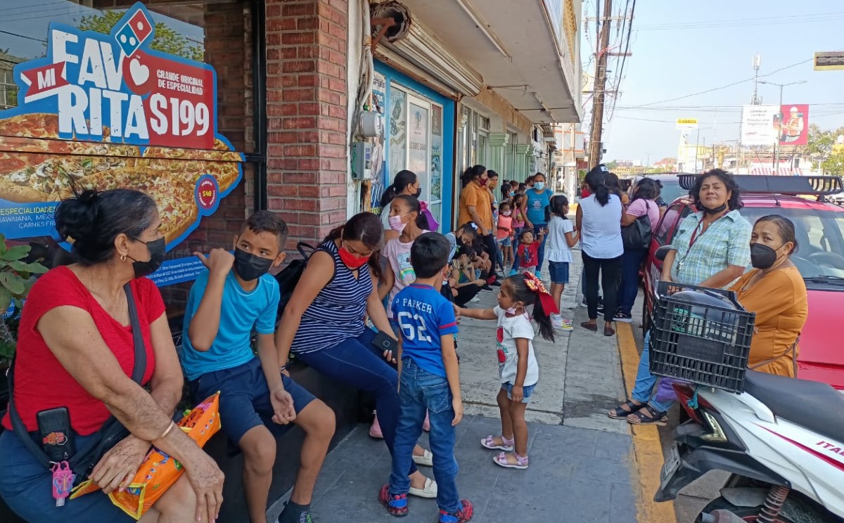 Niños acompañados de sus madres acudieron por su pizza gratis en Tampico.