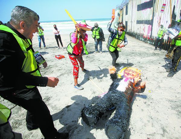 Activistas quemaron una piñata con el rostro de Trump en el muro en Tijuana. Reuters