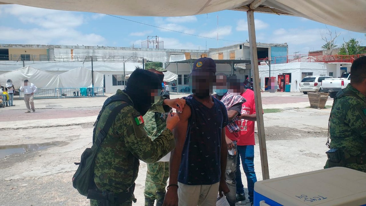 Asisten militares y policías a migrantes de Haití en Tamaulipas