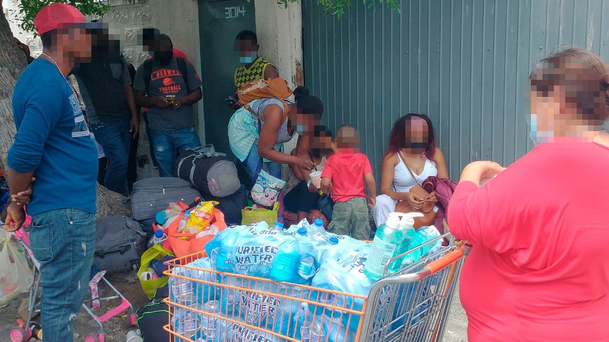 Asisten militares y policías a migrantes de Haití en Tamaulipas